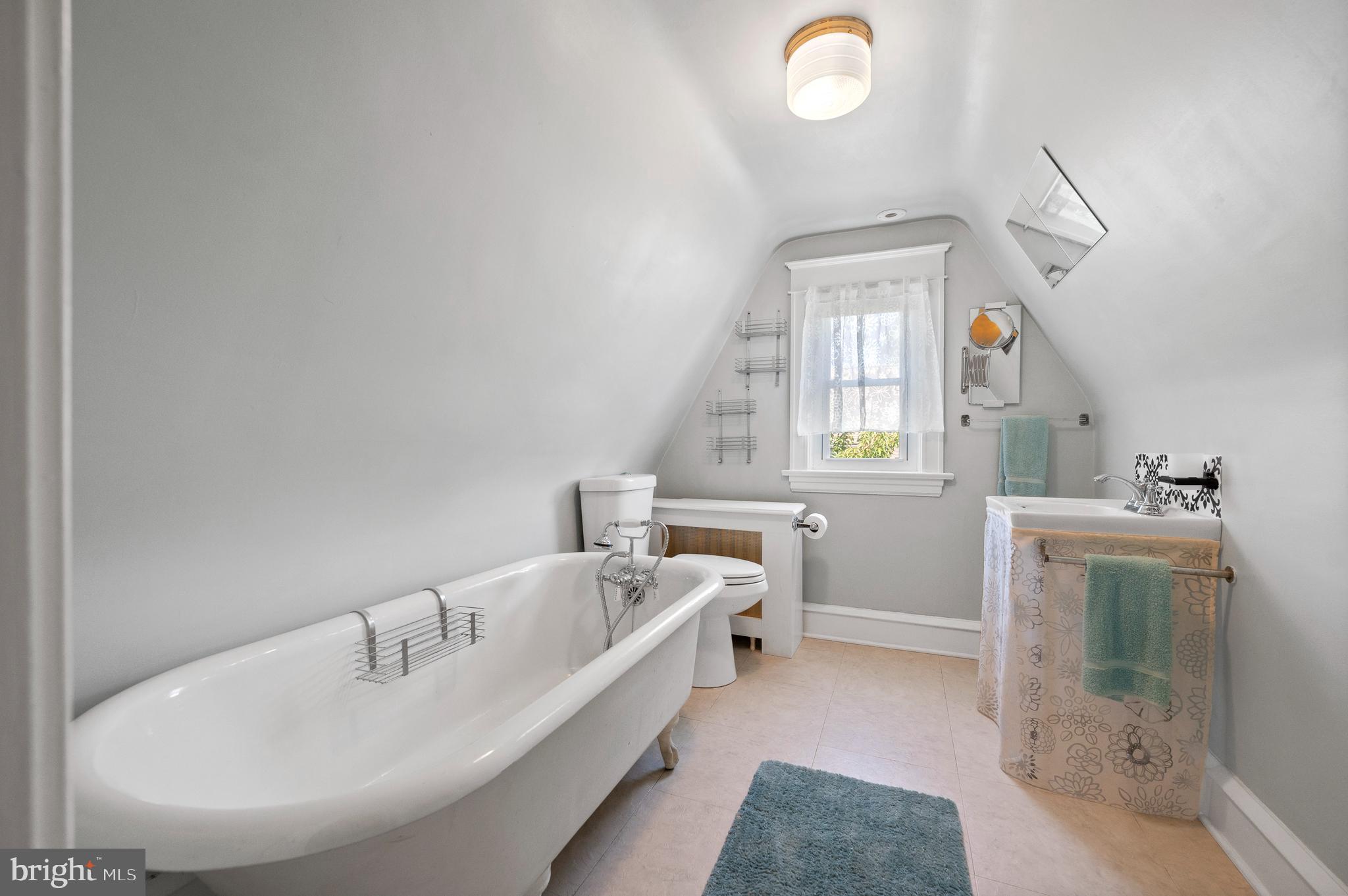 232 Walnut Road Wayne, PA 19087 - Photo 25 of 35 Bath with Clawfoot Tub-3rd Full Bath