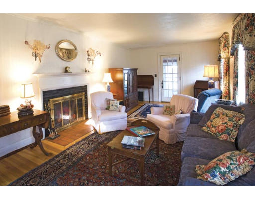 22 Dwhinda Road Newton, MA 02468 - Photo 2 of 4