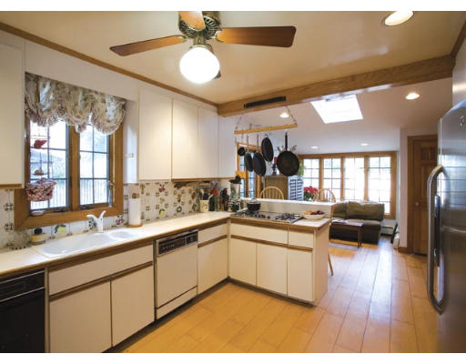 22 Dwhinda Road Newton, MA 02468 - Photo 3 of 4
