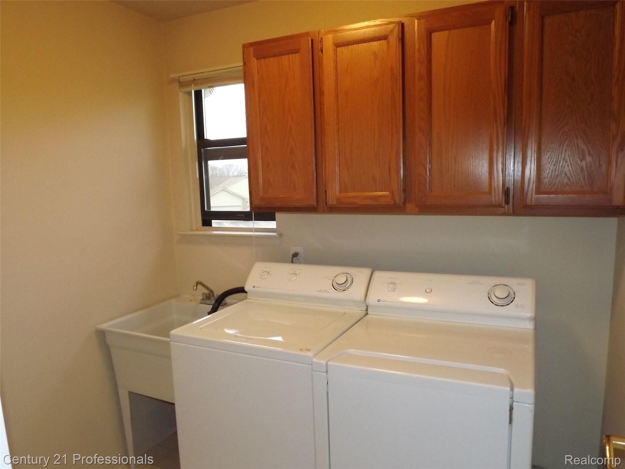 569 Tennyson Rochester, MI 48307 - Photo 11 of 19 2nd Floor Laundry