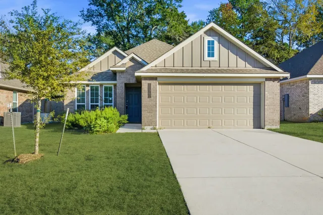 a view of a yard in front of house
