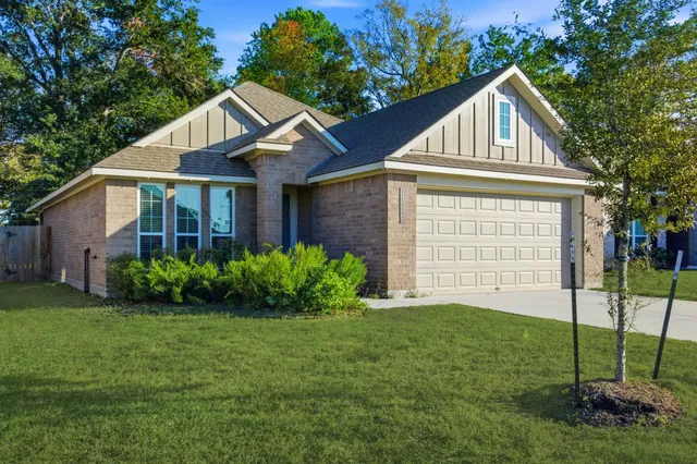 a view of a house with backyard and garden