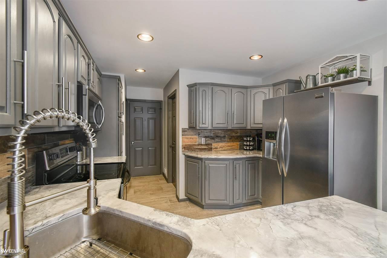 49492 Monte Road New Baltimore, MI 48047 - Photo 9 of 28 50005322-8.JPG