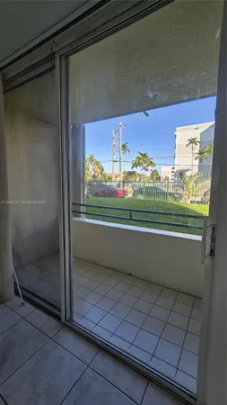 $1,950 | 8320 Northwest 8th Street, Unit 2110, Miami, FL 33126