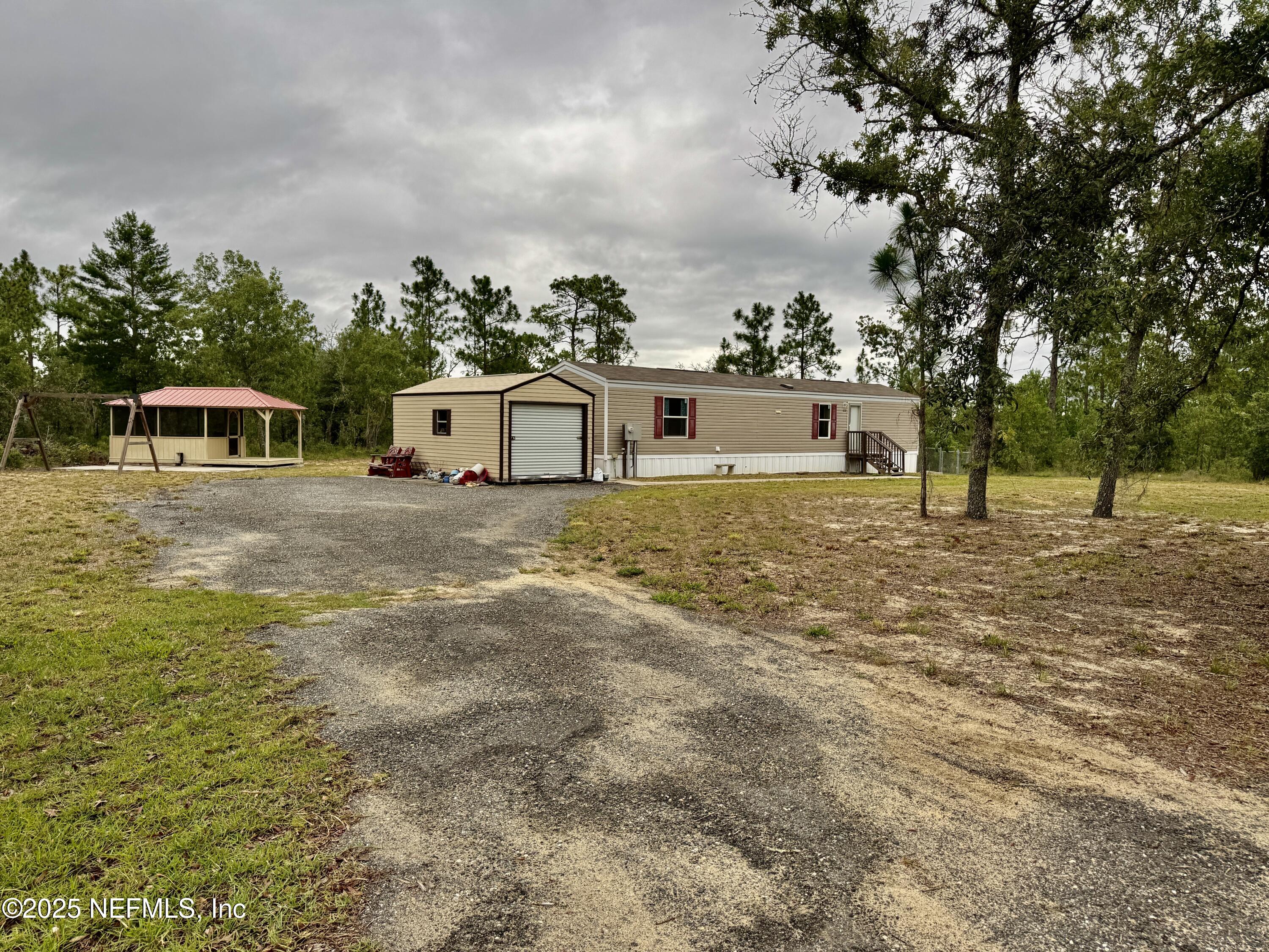 410 Lily Trail Interlachen, FL 32148 - Photo 3 of 24 410 Lily Trl, Interlachen, FL 32148