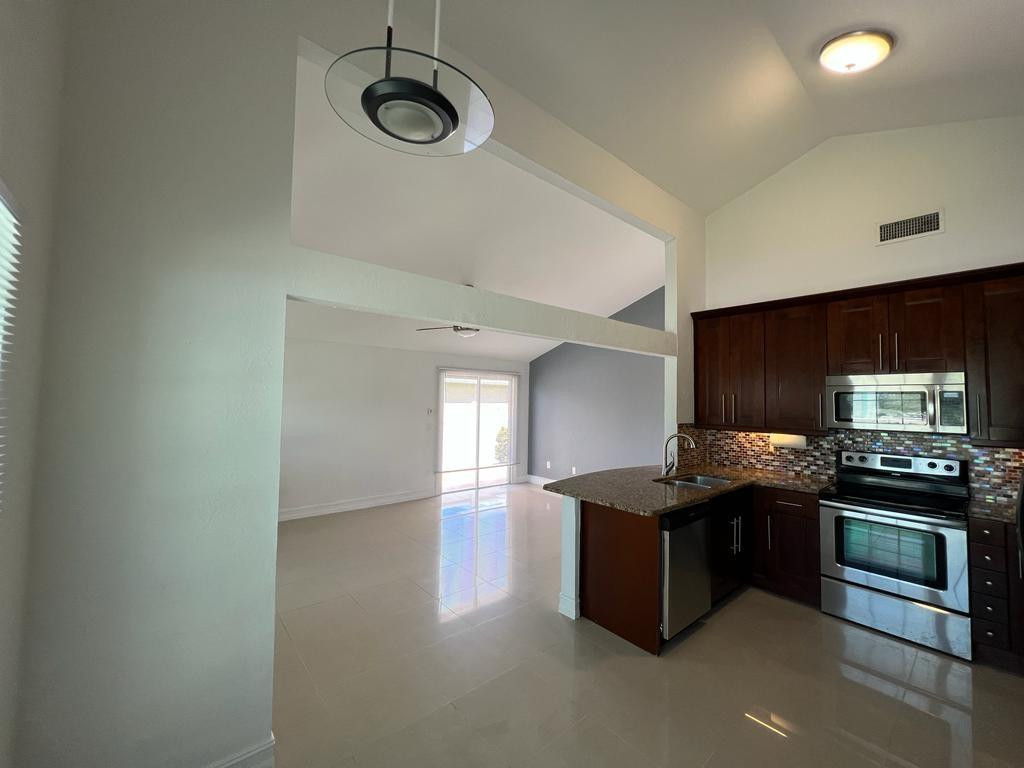 8382 Summer Field Place Boca Raton, FL 33433 - Photo 4 of 27 Photo 4