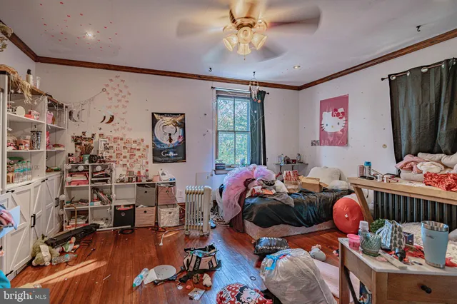 a view of livingroom with furniture