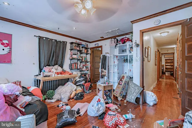 a view of livingroom with furniture
