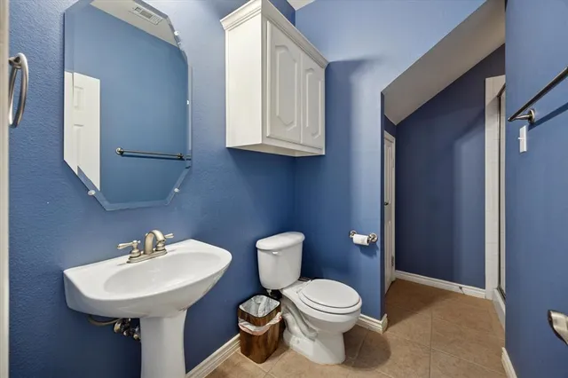 en empty room with windows and ceiling fan