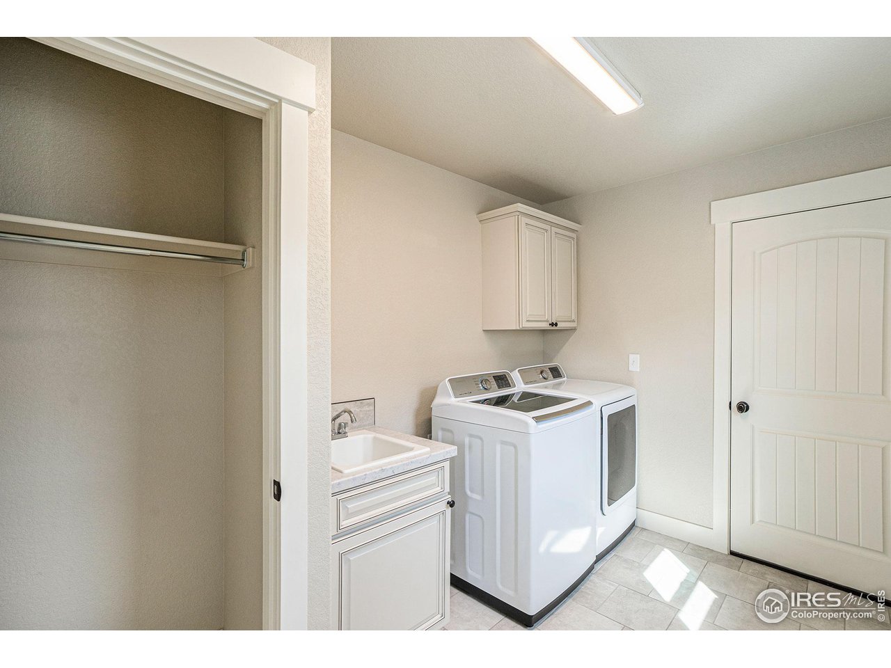 619 Davis Drive Frederick, CO 80530 - Photo 10 of 24 a kitchen with a stove and a refrigerator