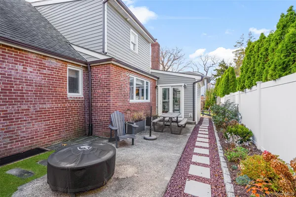 $1,400,000 | 1096 Hunter Avenue, Pelham, NY 10803