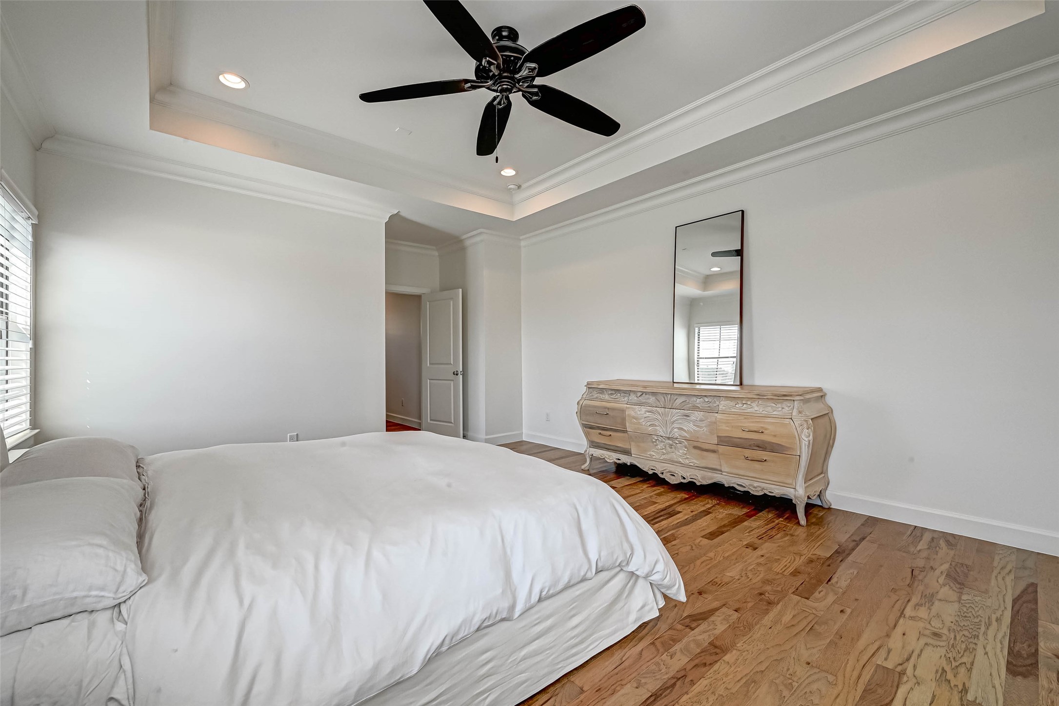 2516 Bevis Street Houston, TX 77008 - Photo 17 of 36 Clean and fresh primary bedroom