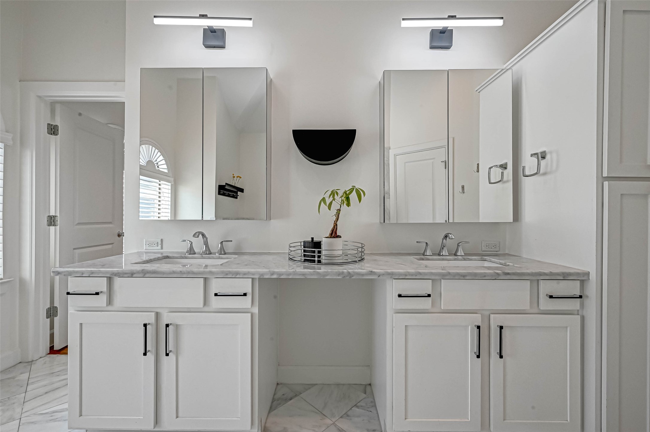 2516 Bevis Street Houston, TX 77008 - Photo 19 of 36 Double sinks - countertops are marble