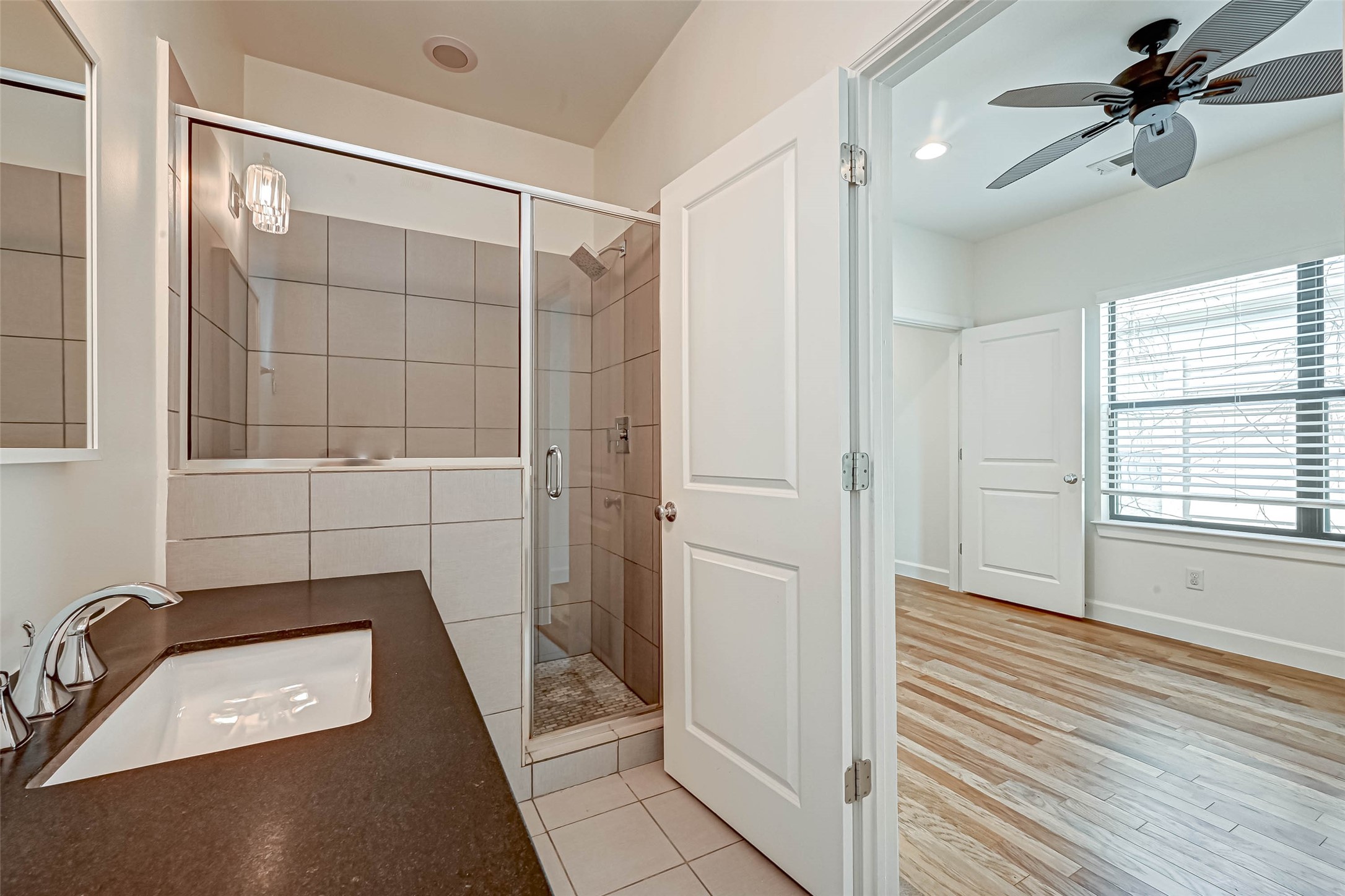 2516 Bevis Street Houston, TX 77008 - Photo 25 of 36 Second bedroom on 3rd floor has an en suite bathroom