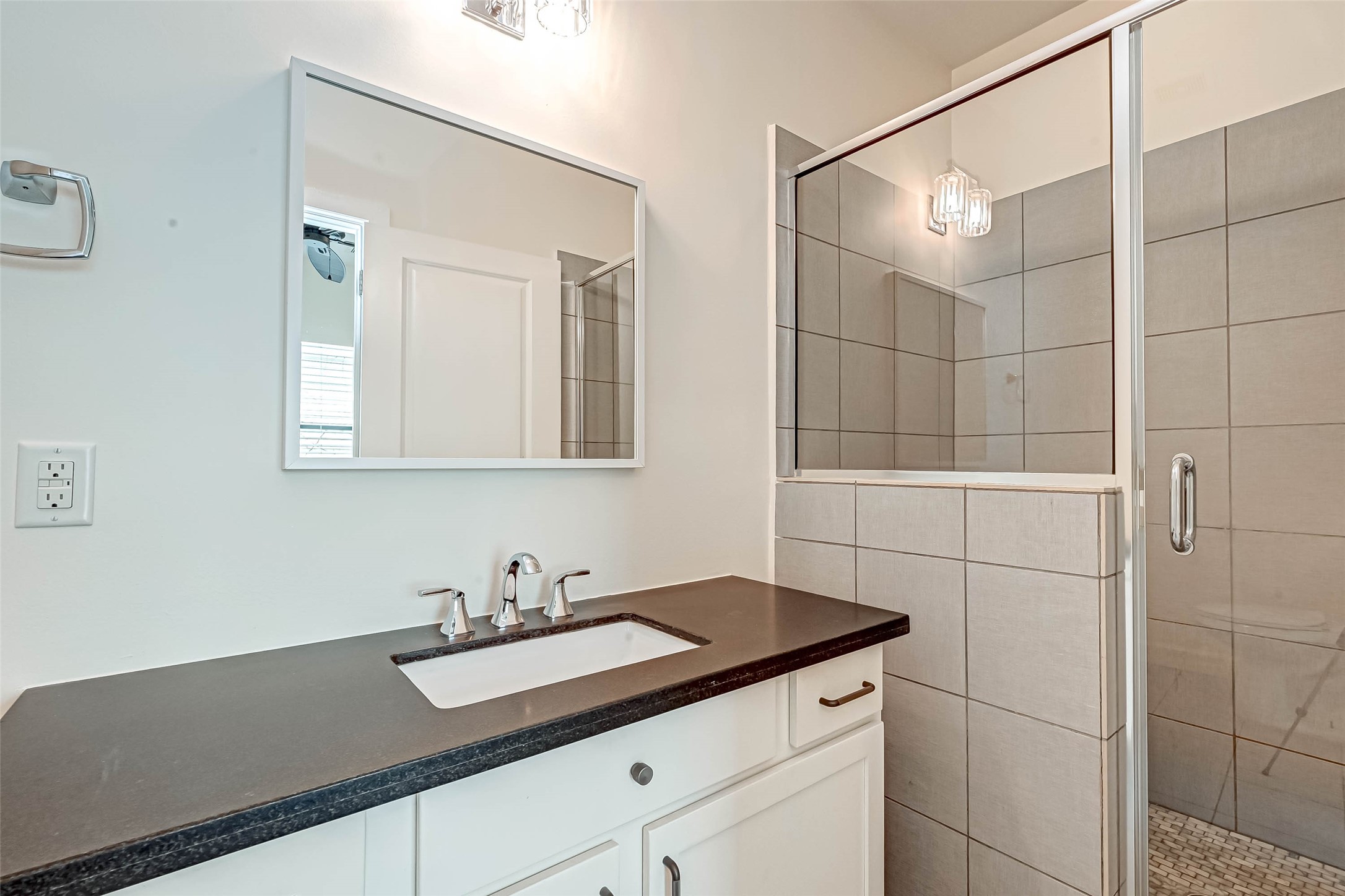 2516 Bevis Street Houston, TX 77008 - Photo 26 of 36 Another pic of the en suite bathroom