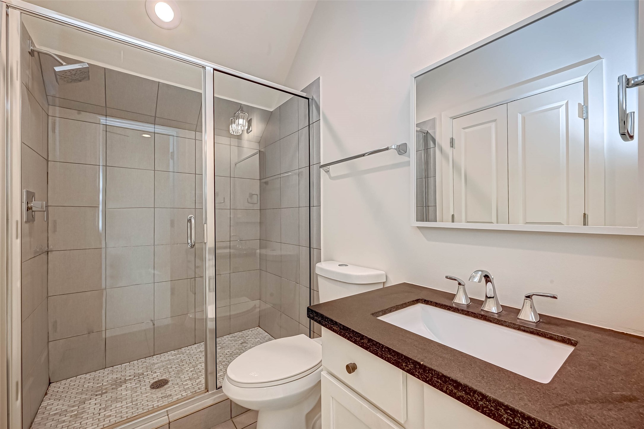 2516 Bevis Street Houston, TX 77008 - Photo 31 of 36 En suite first floor bathroom