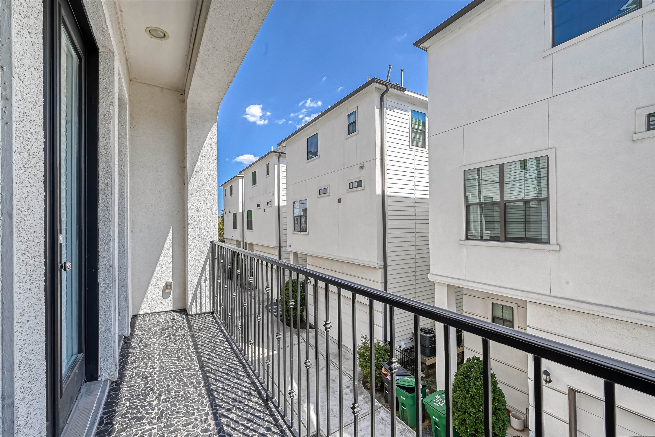 2516 Bevis Street Houston, TX 77008 - Photo 32 of 36 Balcony off living area on 2nd floor