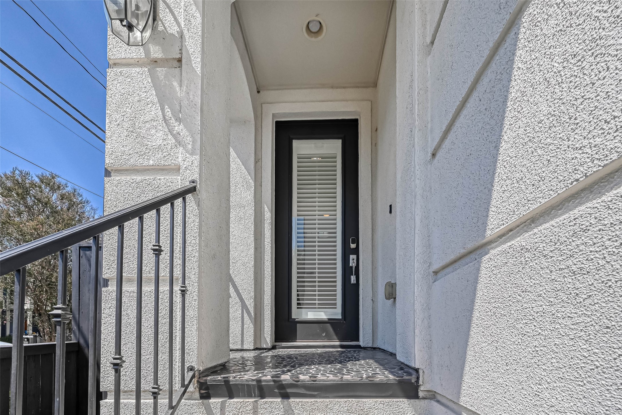 2516 Bevis Street Houston, TX 77008 - Photo 4 of 36 Covered entryway