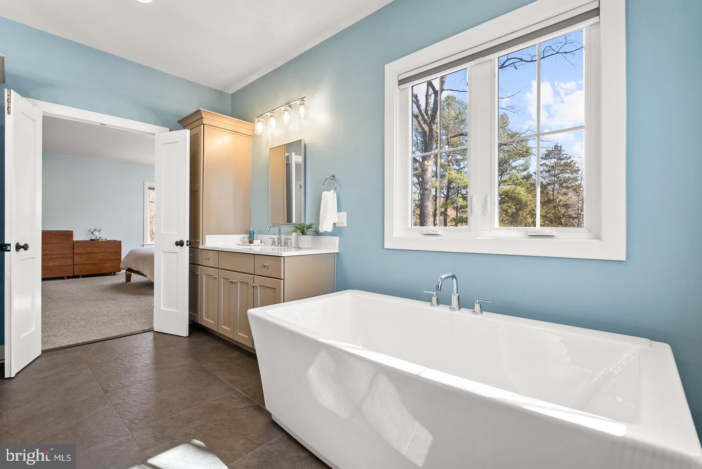 8633 Fort Hunt Road Alexandria, VA 22308 - Photo 33 of 62 Soaking tub