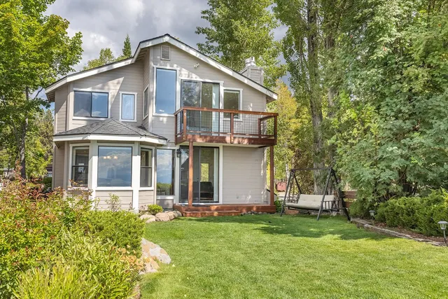 a view of a yard in front of house