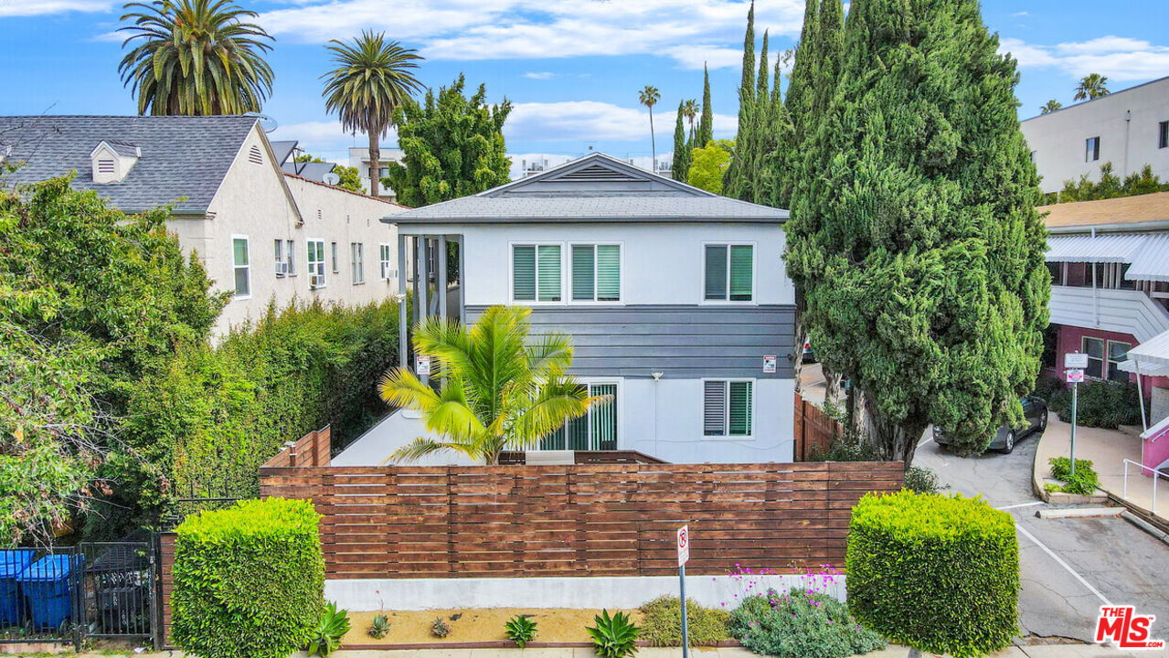 5525 Harold Way Los Angeles, CA 90028 - Photo 7 of 13 a front view of a house with a yard