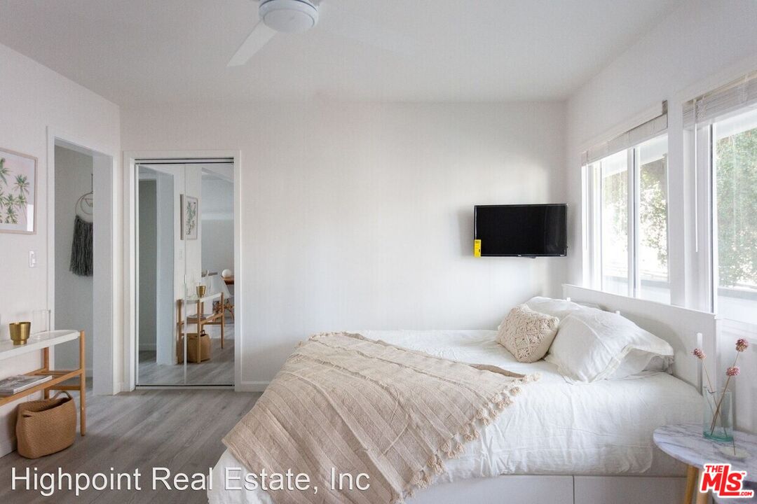 5525 Harold Way Los Angeles, CA 90028 - Photo 9 of 13 a bedroom with a bed and a television