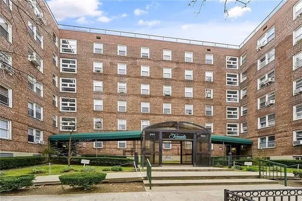 $269,000 | 394 Avenue South, Unit 4A | Kings Club District