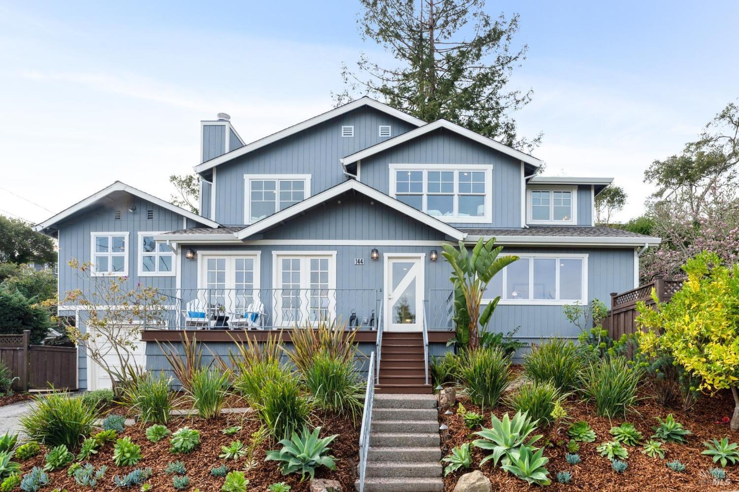 a view of a yard in front of house