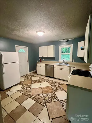 $1,400 | 2813 Fordwood Drive, Charlotte, NC 28208