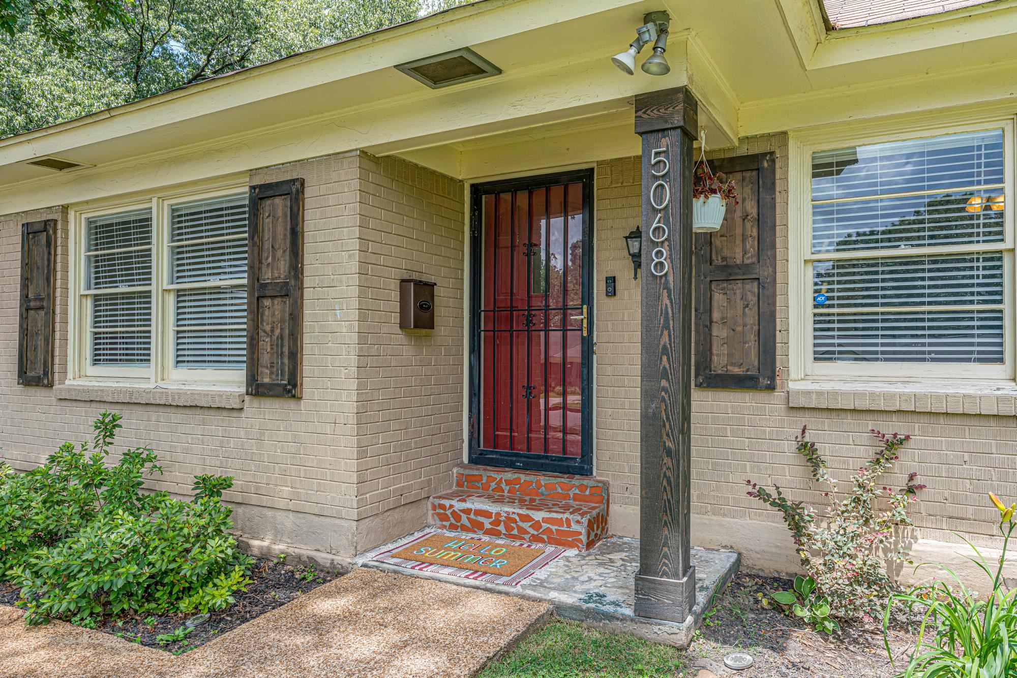 5068 Wingdale Road Memphis, TN 38117 - Photo 2 of 21 a front view of a house with a garden