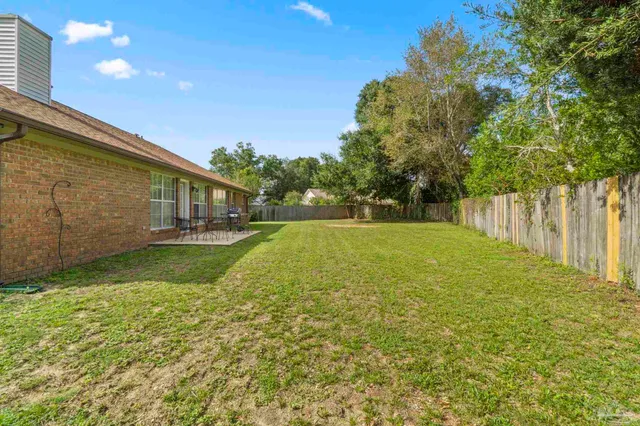 a view of a house with backyard and garden