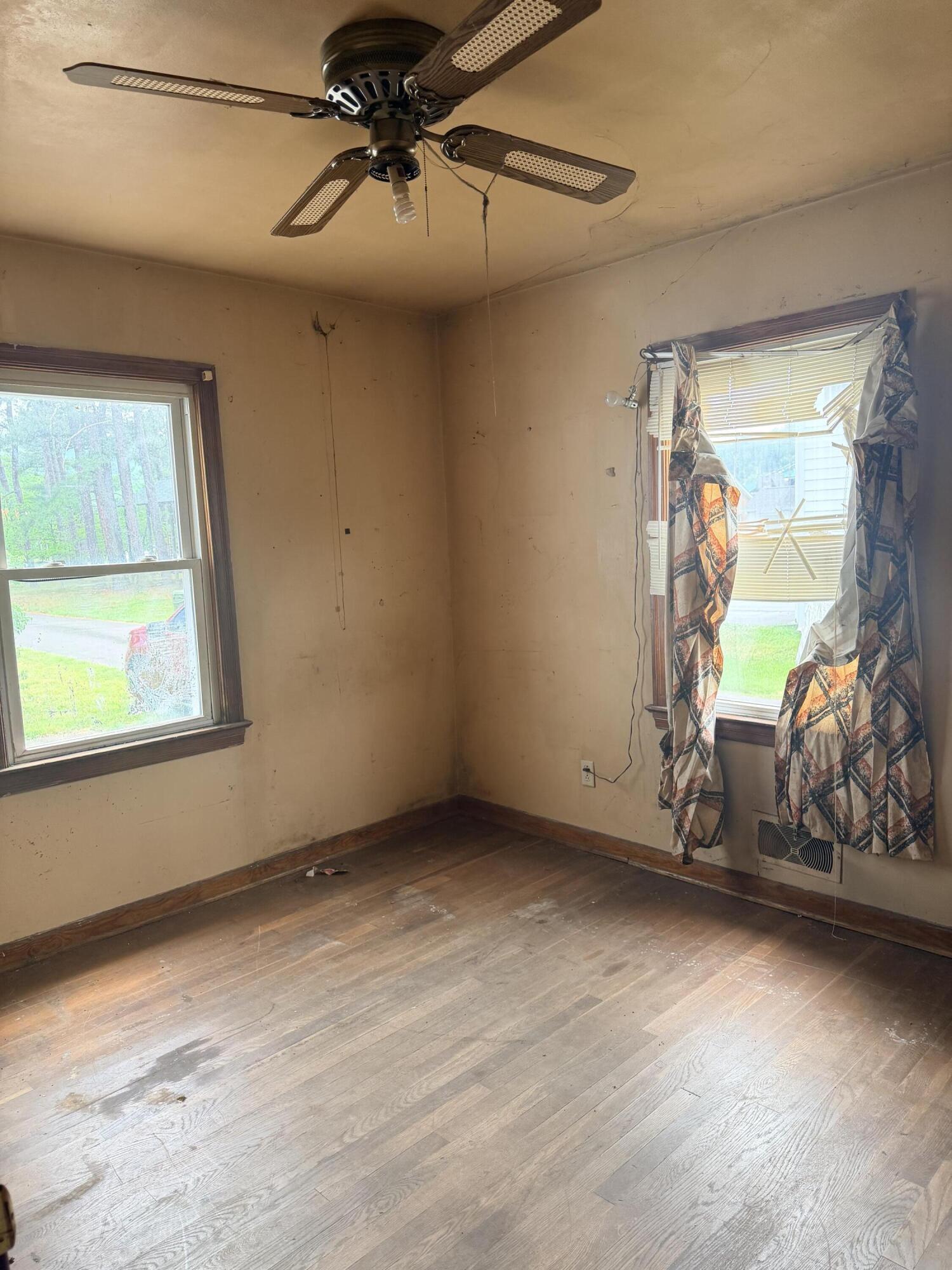 300 East Riverside Drive Salem, VA 24153 - Photo 5 of 11 an empty room with windows