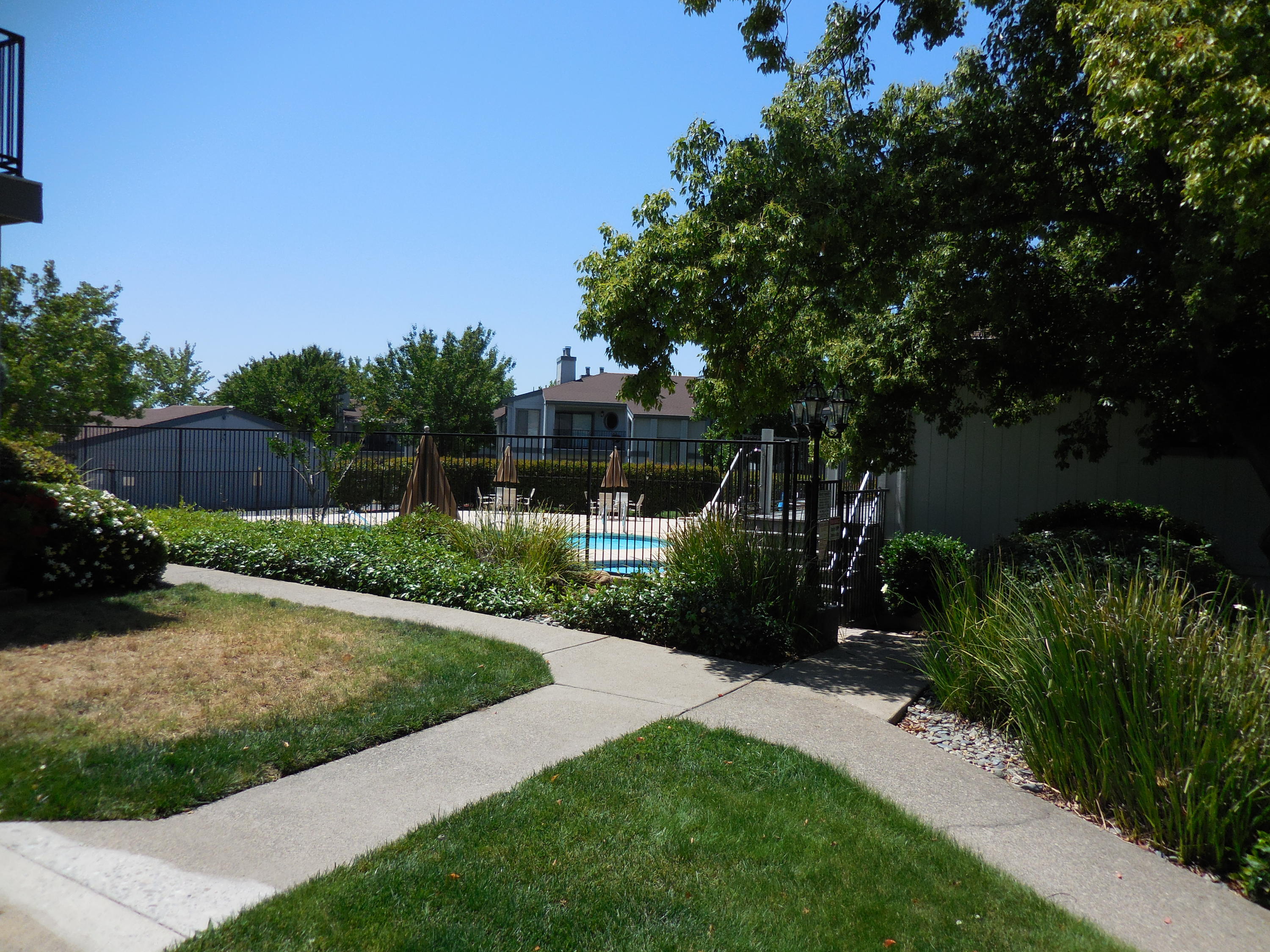 225 Ridgetop Drive, Unit 117 Redding, CA 96003 - Photo 3 of 20 Near the Pool