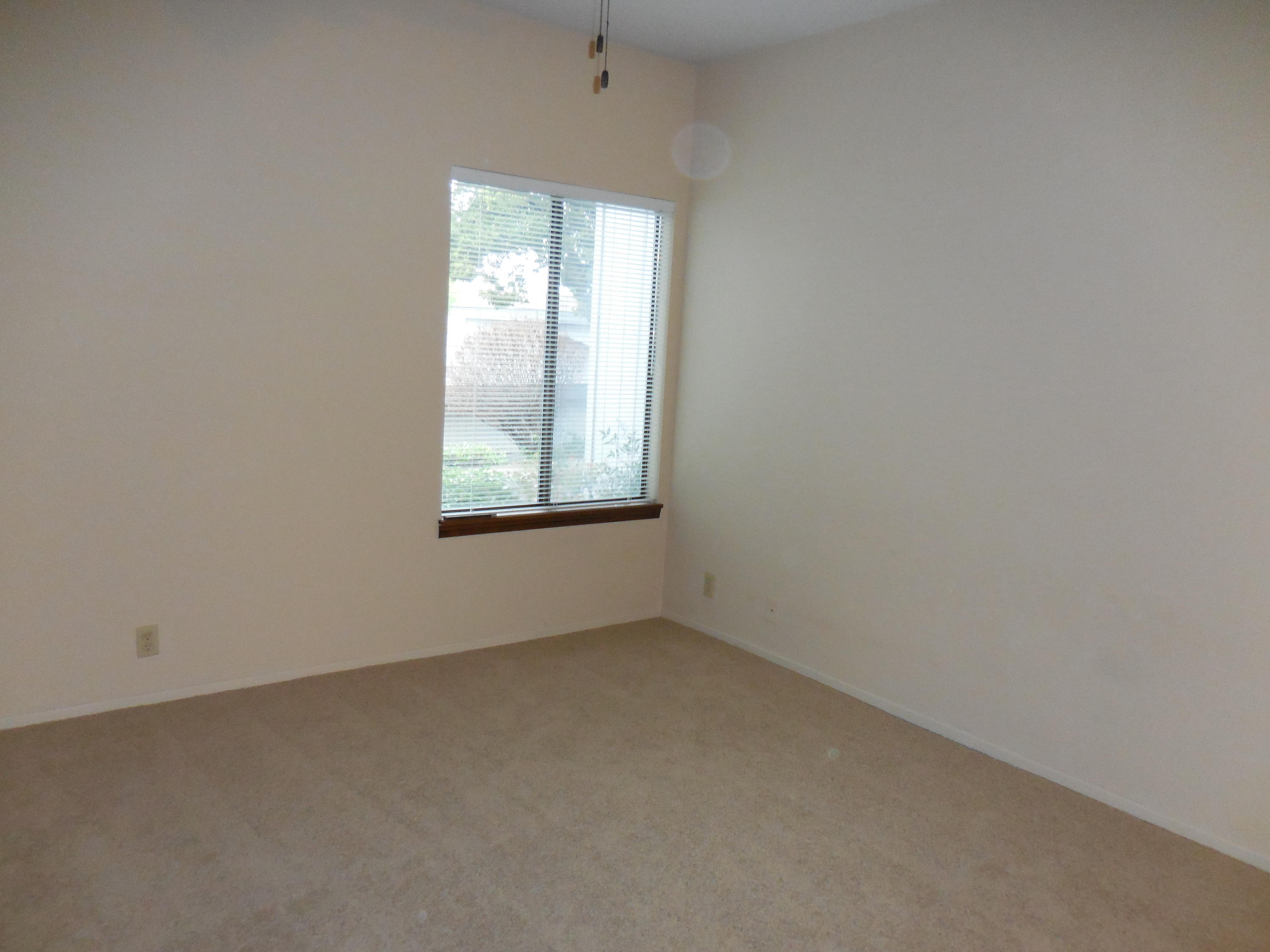 225 Ridgetop Drive, Unit 117 Redding, CA 96003 - Photo 5 of 20 Master Bedroom