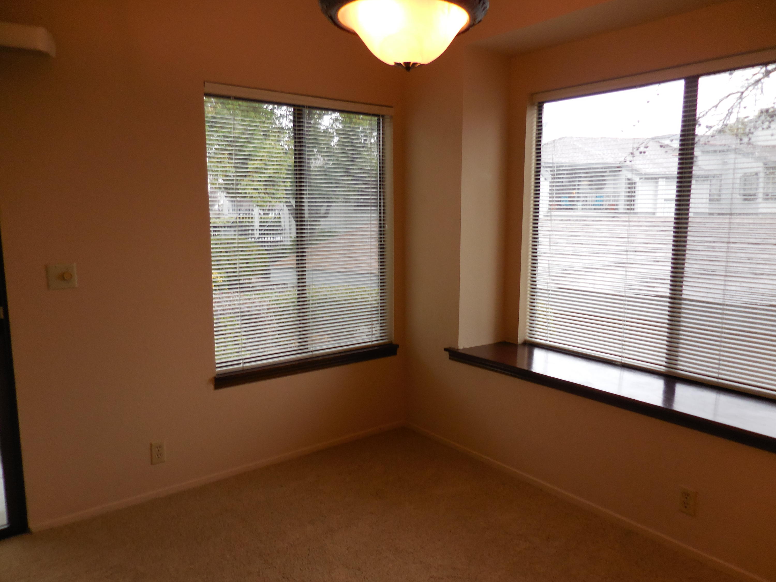225 Ridgetop Drive, Unit 117 Redding, CA 96003 - Photo 10 of 20 Dining Area