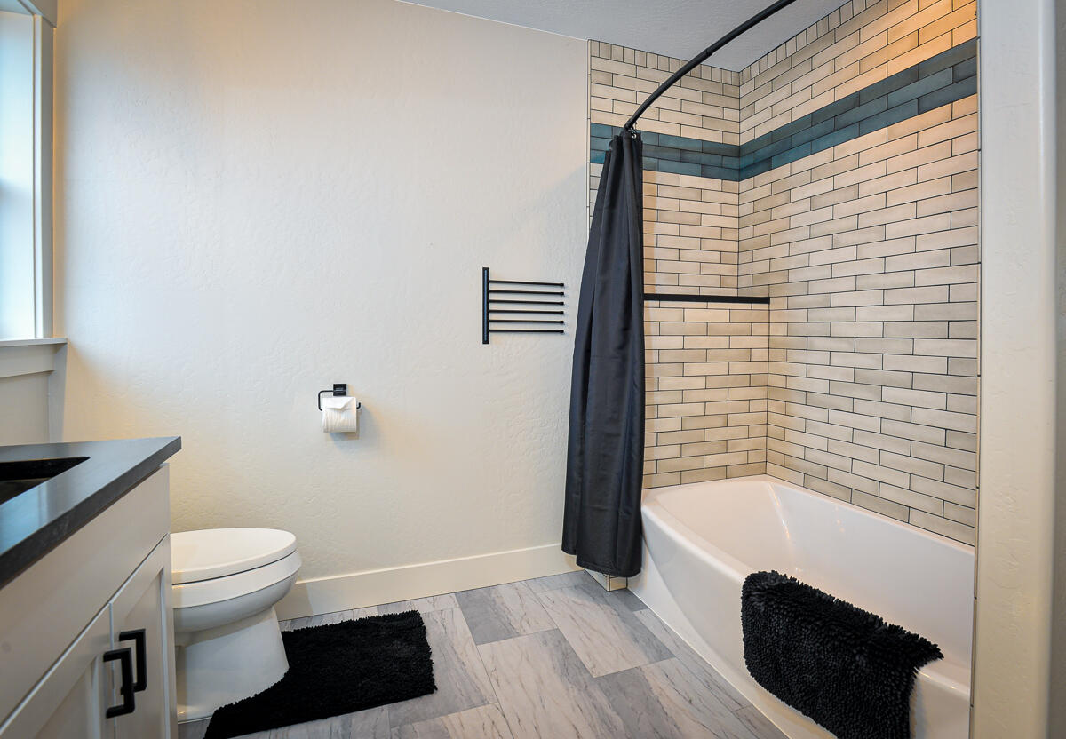 1029 Brandon Way Phoenix, OR 97535 - Photo 39 of 75 a bathroom with a toilet and a shower