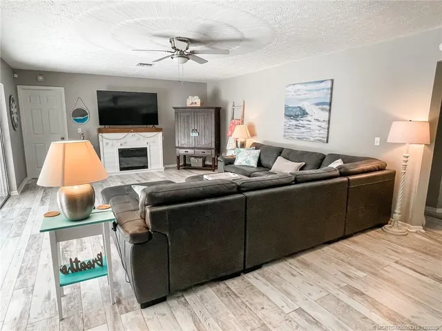 $599,000 | 434 Northeast Acacia Place, Jensen Beach, FL 34957