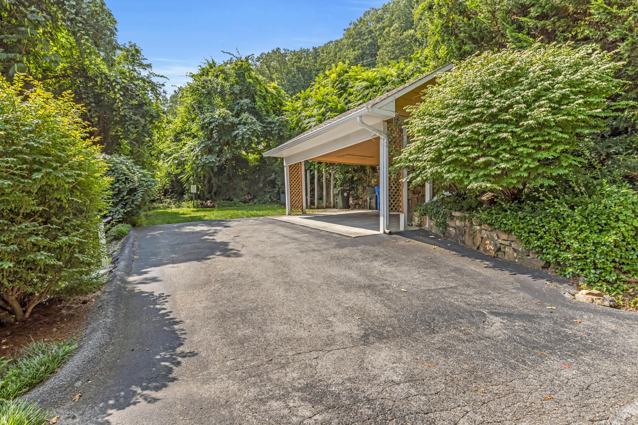 561 Winterview Lane Chattanooga, TN 37409 - Photo 17 of 24 Carport