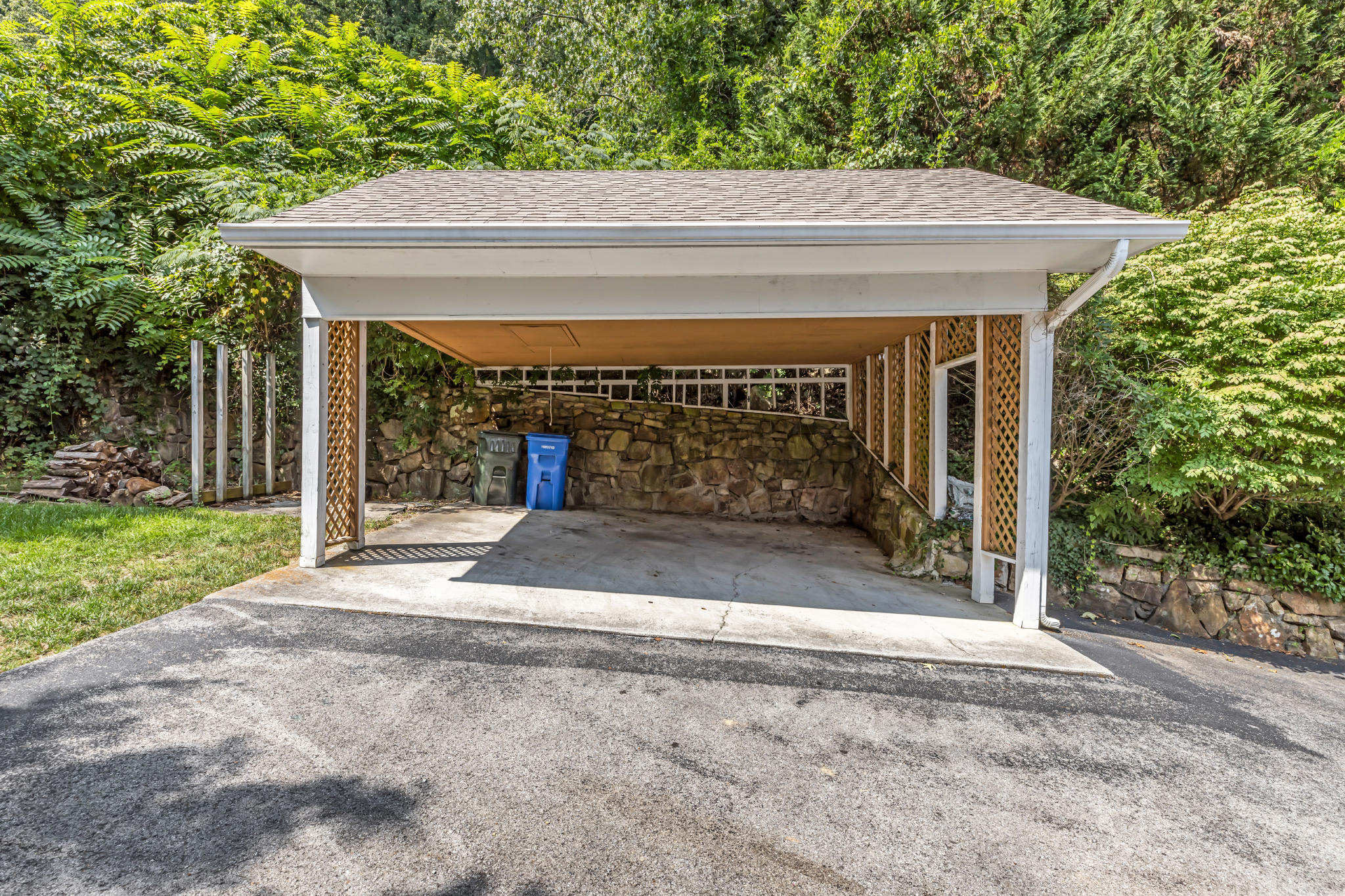 561 Winterview Lane Chattanooga, TN 37409 - Photo 18 of 24 Carport