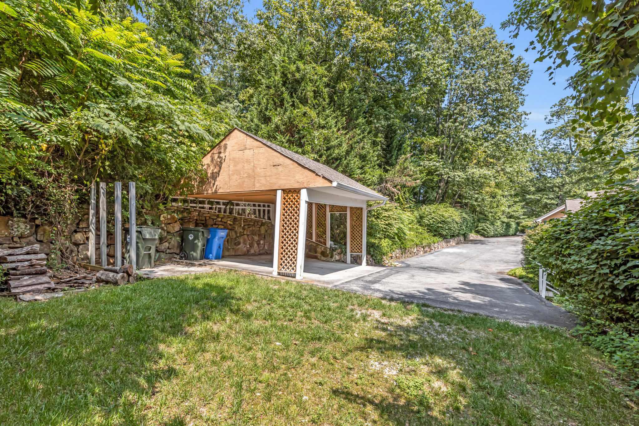 561 Winterview Lane Chattanooga, TN 37409 - Photo 19 of 24 Carport