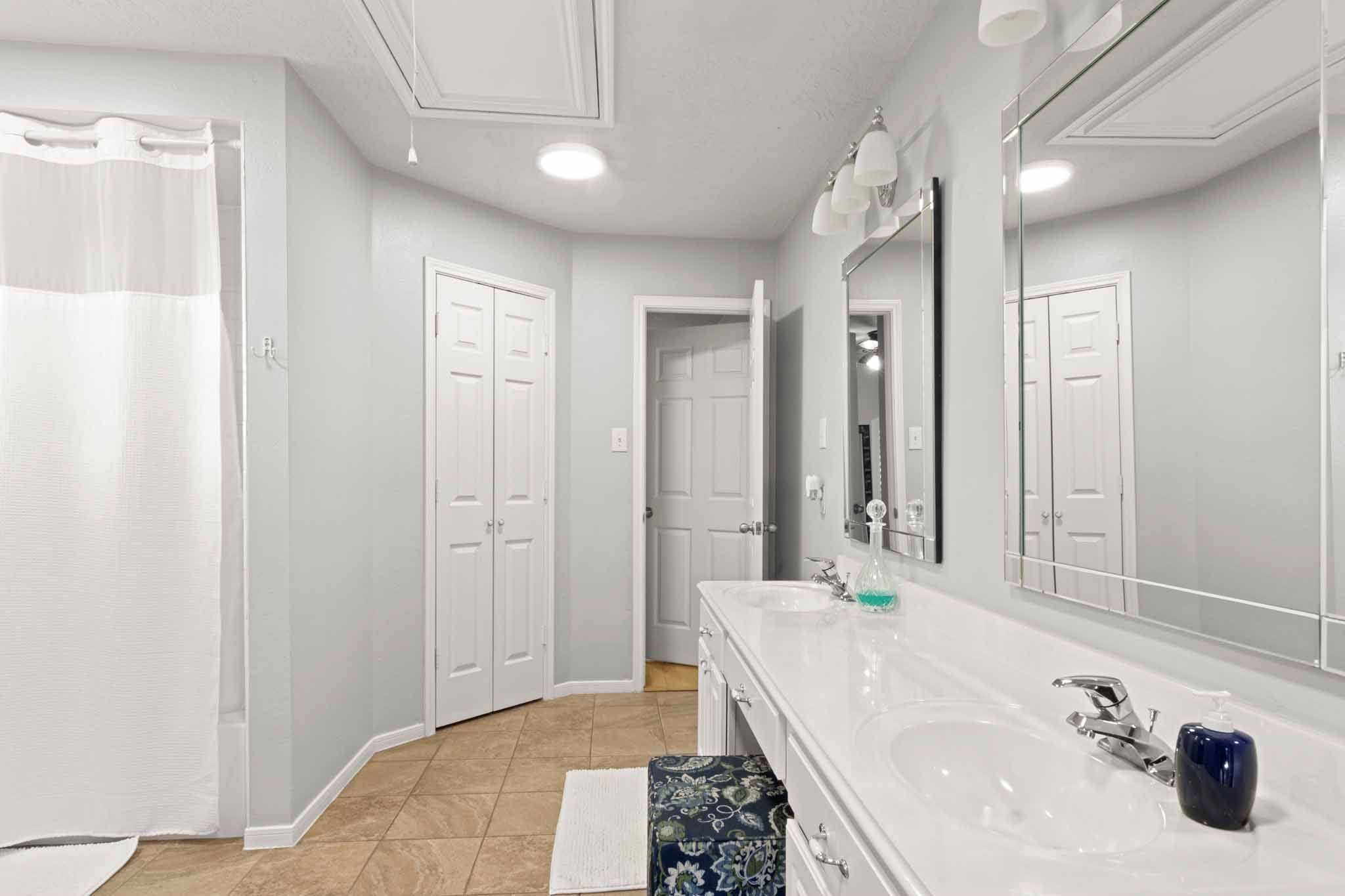 4311 Green Tree Court Pasadena, TX 77505 - Photo 31 of 49 Jack & Jill bathroom.