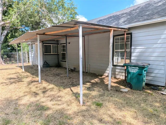 a view of a house with backyard