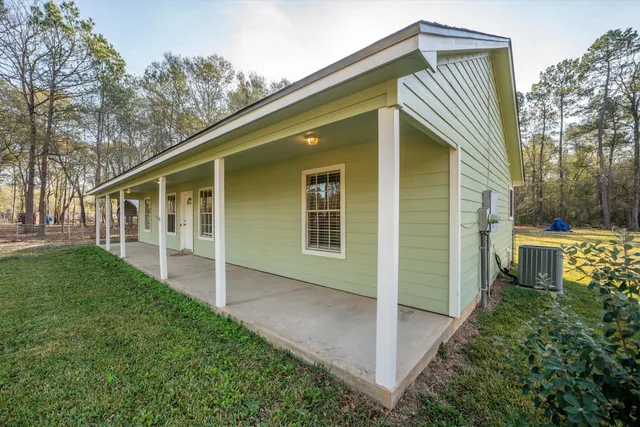 a view of a house with backyard