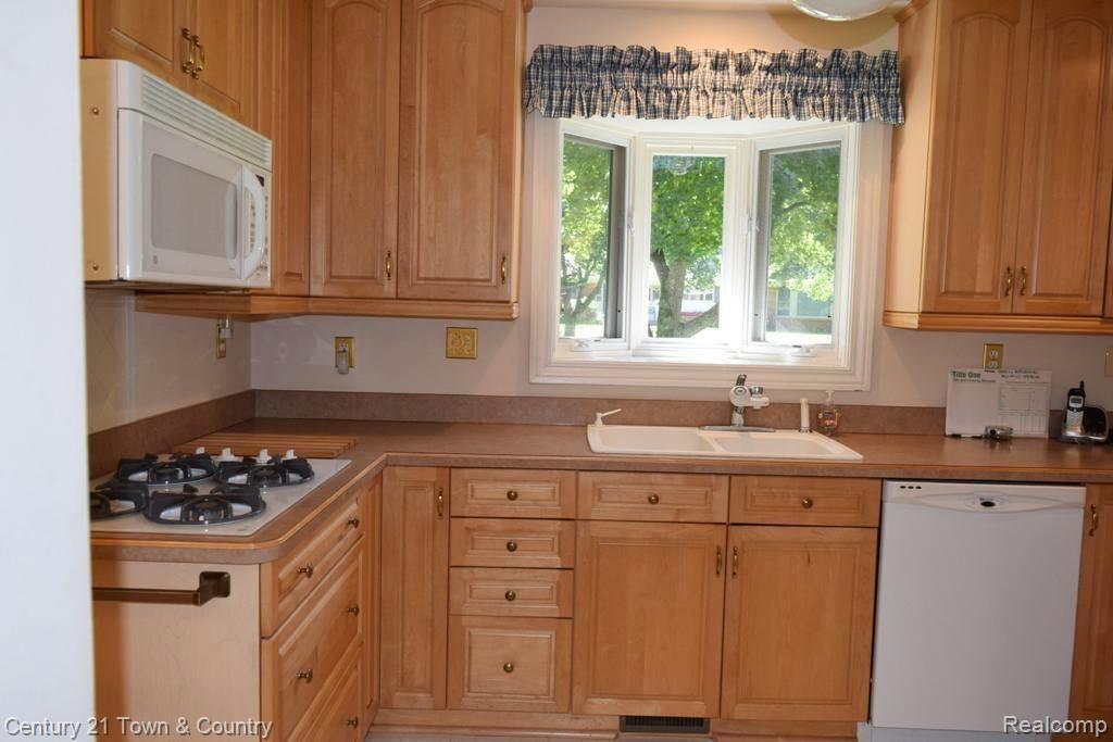 933 North Reading Road Bloomfield Hills, MI 48304 - Photo 2 of 30 Kitchen 5.jpg