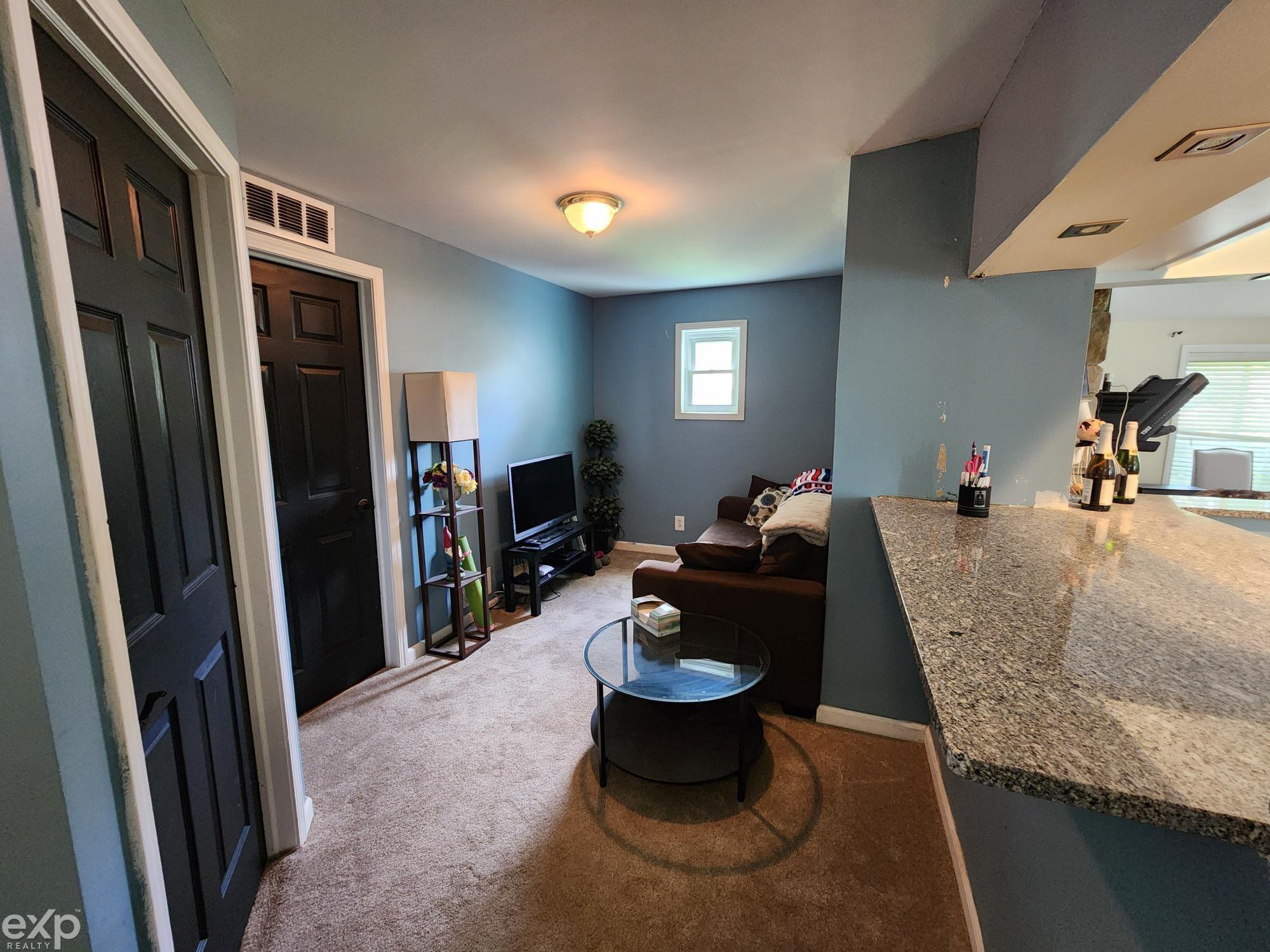 2594 Weaverton Rochester, MI 48307 - Photo 16 of 24 50162664-5737640E-94C5-41E5-8320-C17BBB804942.JPG