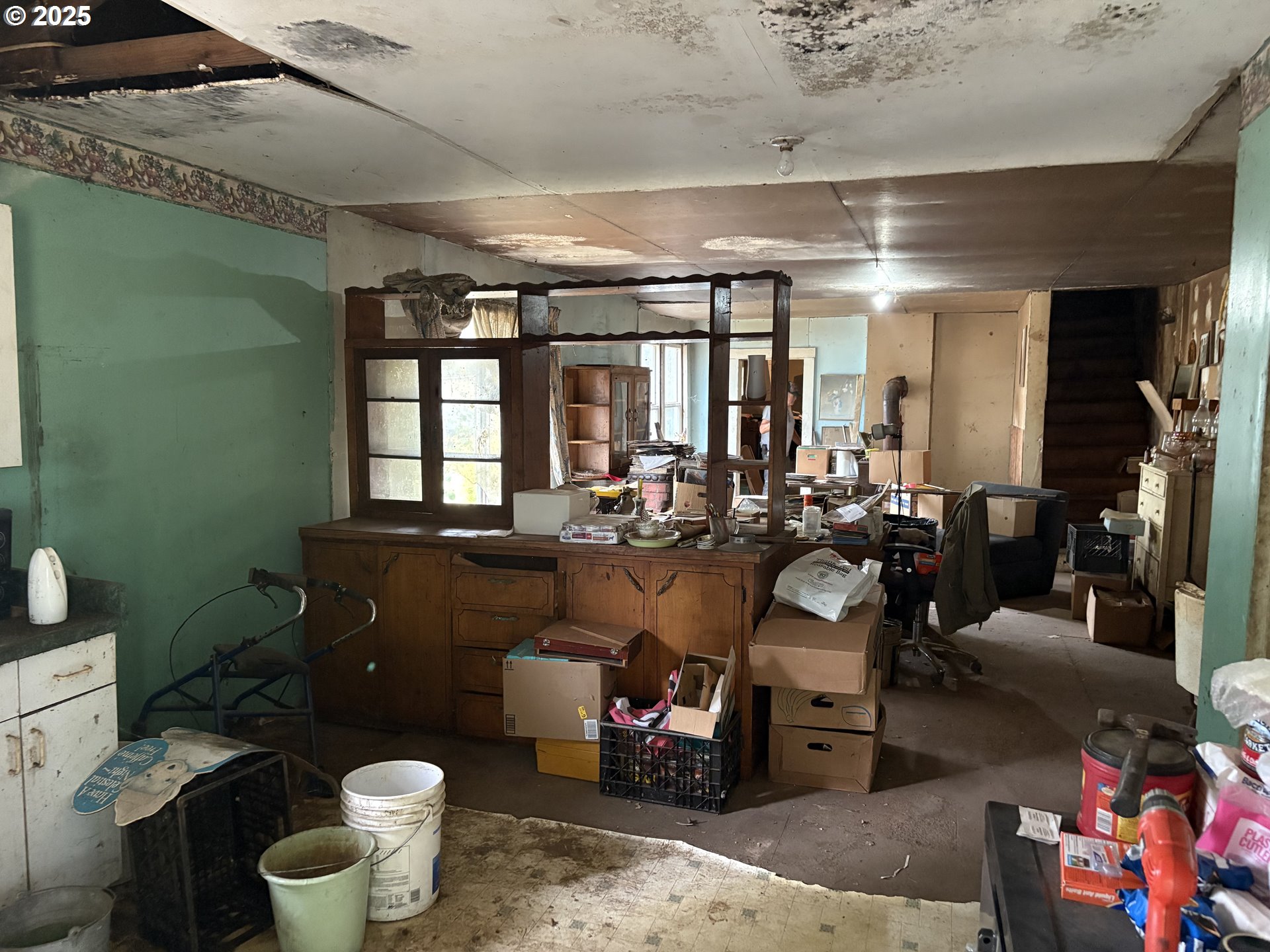 4236 Southeast Whiteson Road McMinnville, OR 97128 - Photo 18 of 18 a room with lots of white furniture and a chandelier