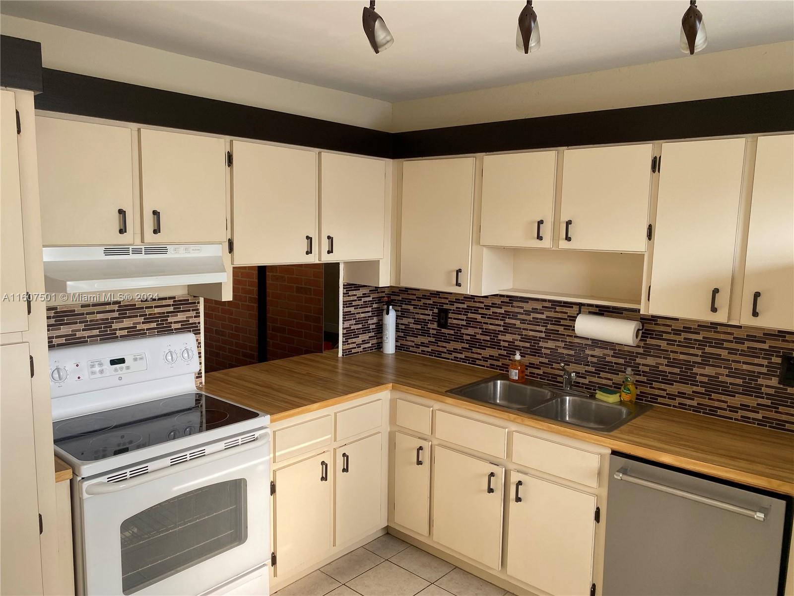 275 Gate Road, Unit 214 Hollywood, FL 33024 - Photo 6 of 11