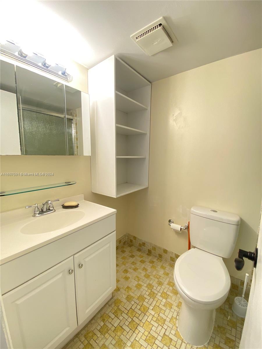275 Gate Road, Unit 214 Hollywood, FL 33024 - Photo 9 of 11