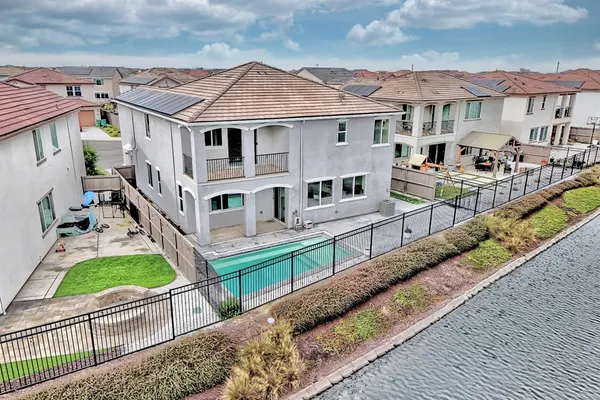 a picture of a table and chairs