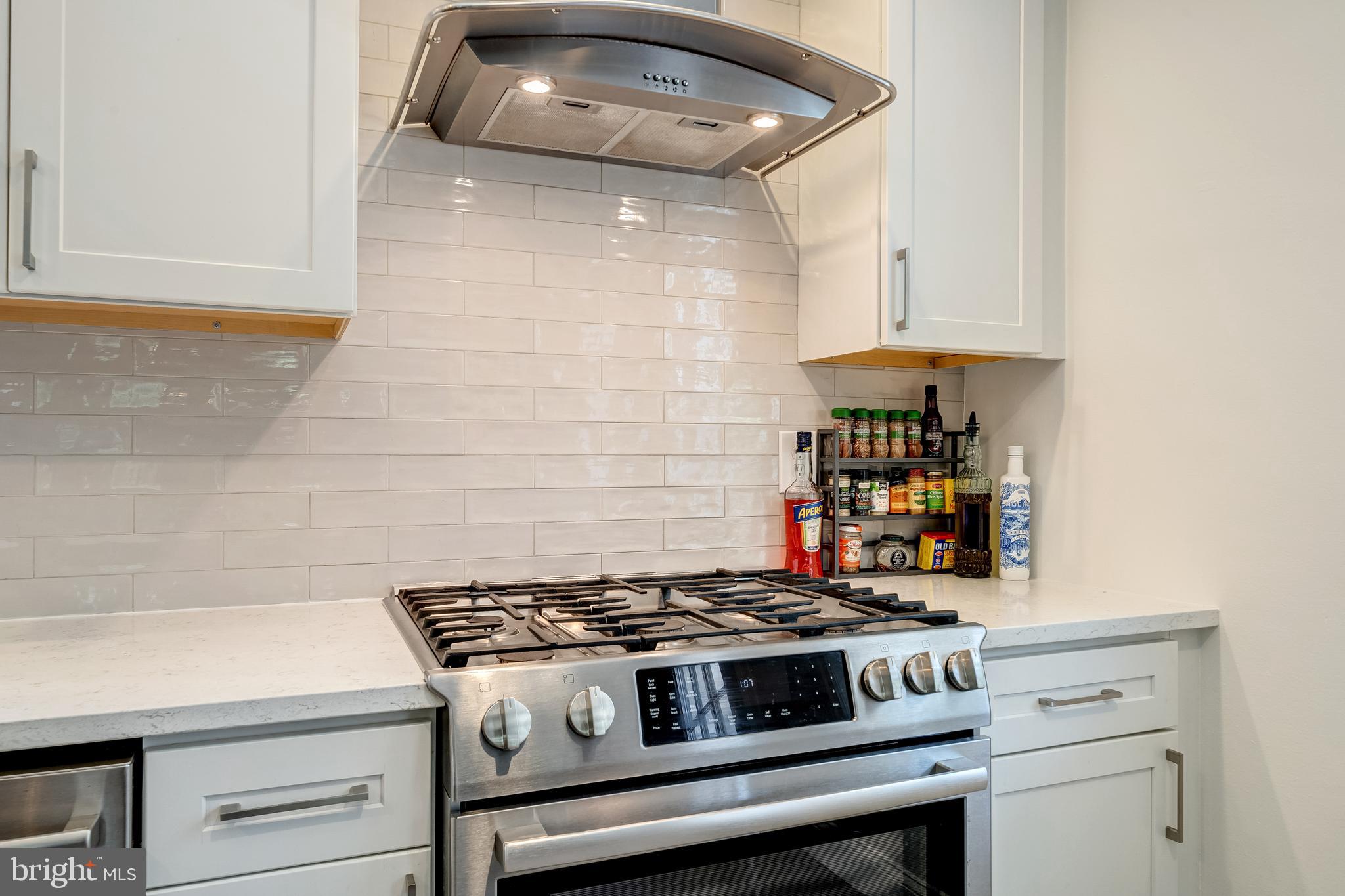 8436 Leaf Road Alexandria, VA 22309 - Photo 14 of 29 Duel-fuel Bosch range and real hood!